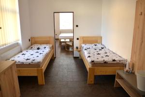 Gulta vai gultas numurā naktsmītnē Apartmány u Zdeničky