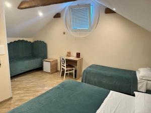 1 Schlafzimmer mit 2 Betten und einem Schreibtisch mit einem Stuhl in der Unterkunft Attic room in Neapel + 113 Fotos