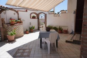 a patio with a table and chairs on a patio at Villa 7 posti a 3 minuti dal mare - Villa Carbone in Sperlonga