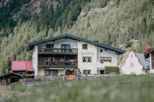 hotel z balkonem z widokiem na góry w obiekcie Gästehaus Judith w Solden