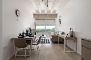 Billede fra billedgalleriet på Black and White Suite for Business and Holiday stays above MK Train Station, High Wi-Fi, Free Parking i Milton Keynes