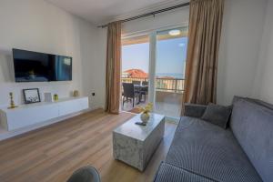 TV a/nebo společenská místnost v ubytování Apartments Avdić