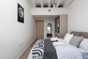 En eller flere senge i et værelse på Black and White Suite for Business and Holiday stays above MK Train Station, High Wi-Fi, Free Parking