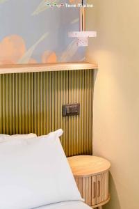 een slaapkamer met een bed en een kruis aan de muur bij Jack's Tale, Terre Marine in Manarola +25 foto's