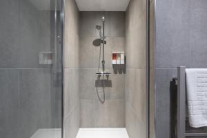 Et badeværelse på Black and White Suite for Business and Holiday stays above MK Train Station, High Wi-Fi, Free Parking + 19 billeder