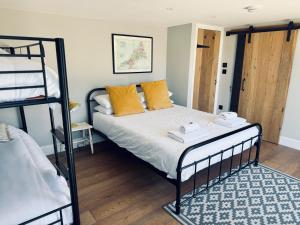 Un ou plusieurs lits dans un hébergement de l'établissement Luxury Cornish Cottage & Modern Cabin with Garden, Central St Agnes