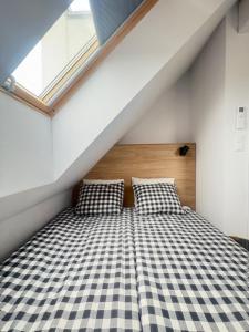 Ένα ή περισσότερα κρεβάτια σε δωμάτιο στο Wakacyjna 1 Holiday House Trzęsacz