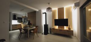 Μια τηλεόραση ή/και κέντρο ψυχαγωγίας στο Wakacyjna 1 Holiday House Trzęsacz