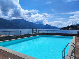 una piscina con vistas al lago en Sunrise on the lake Musso - A59, en Musso 21 fotos más