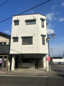 大津アパート一室堅田駅徒歩10分貸切可能的街角的一栋白色大楼