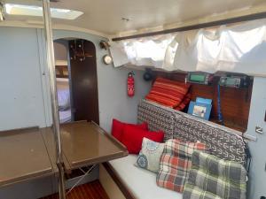 a room with a bed and a table in an rv at Voilier à Porquerolles in Hyères