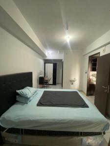 Voodi või voodid majutusasutuse Apartement m square cibaduyut toas