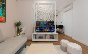 Μια τηλεόραση ή/και κέντρο ψυχαγωγίας στο Sophisticated Luxury Apartment in Almughrizat