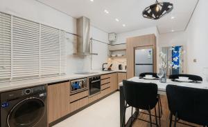 Η κουζίνα ή μικρή κουζίνα στο Sophisticated Luxury Apartment in Almughrizat +3 φωτογραφίες
