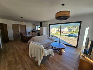a living room with a bed and a table and a kitchen at appartement le blanco neige in Puyvalador