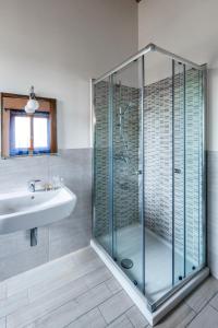 AncaranoにあるAgriturismo Bio-Melampoのバスルーム(ガラス張りのシャワー、シンク付)