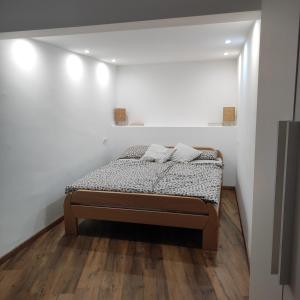プトゥイにあるElegant City Escape Old Town Ptuj Apartmentの枕が2つ置かれたベッドのある寝室