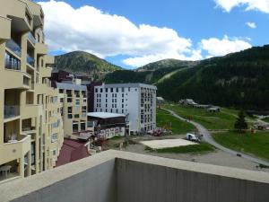 ein Blick vom Balkon eines Mehrfamilienhauses in der Unterkunft Appartement lumineux au pied des pistes avec WiFi - FR-1-292-173 in Isola + 5 Fotos
