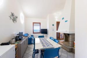 una oficina con mesa, sillas y escritorio en Villa Valeria - 6min walk to the sea, en Costa Rei