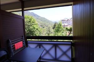 Zimmer mit einer Bank und einem Fenster mit Aussicht in der Unterkunft Appartement Belle étoile - Cure, ski & spa in Brides-les-Bains + 8 Fotos