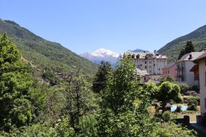 ein Blick auf eine Stadt mit Bergen im Hintergrund in der Unterkunft Appartement Belle étoile - Cure, ski & spa in Brides-les-Bains