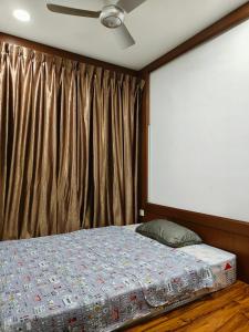 a bedroom with a bed and a ceiling fan at Dcarlton seaview apartment in Masai