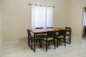 einen Esstisch und Stühle in einem Zimmer in der Unterkunft 4 Bedroom 3 Bathroom Outdoor Terrace with Amazing View in Willemstad