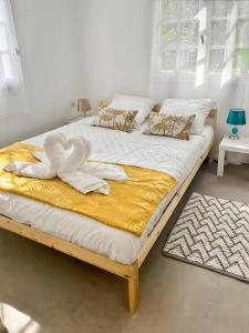 a bed with two white towels on top of it at Maison Nature, Jacuzzi, 10 min de Disneyland Paris in Montry