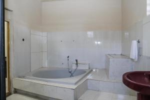 ein weißes Badezimmer mit Badewanne und Waschbecken in der Unterkunft 4 Bedroom 3 Bathroom Outdoor Terrace with Amazing View in Willemstad