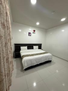 a bedroom with a large bed in a room at قمة الفخامة للشقق المخدومة in Al Hofuf