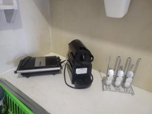 a black blender sitting on top of a counter with knives at Romantza δωμάτιο 7 in Mérikhas +5 photos