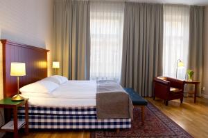 Postel nebo postele na pokoji v ubytování Hotel Bishops Arms Köping + 24 fotografií