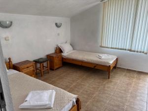 Katil atau katil-katil dalam bilik di Guest house Prohlada