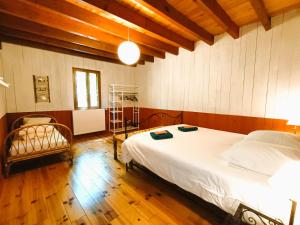 Postel nebo postele na pokoji v ubytování Moulin de Sore - A louer en gîte ou chambres d'hôtes dans un lieu naturel préservé