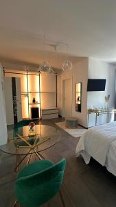 een slaapkamer met een bed, een tafel en stoelen bij Habitat Luxury Suites in Bellona