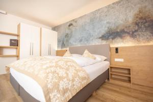 Postel nebo postele na pokoji v ubytování Hotel Garni Wurzer