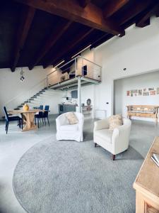 a living room with two chairs and a table at Deltasol in Montepulciano