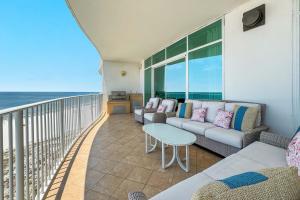 balcone con divano, tavolo e vista sull'oceano di Turquoise Place Unit 802D a Orange Beach