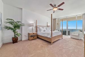 una camera da letto con un letto e un ventilatore a soffitto di Turquoise Place Unit 802D a Orange Beach