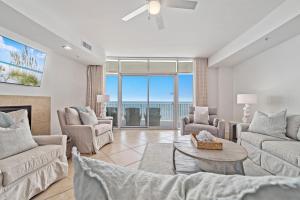 un soggiorno con un divano e un tavolo di Turquoise Place Unit 802D a Orange Beach Altre 71 foto