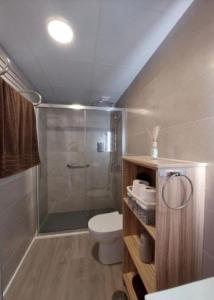 ein Badezimmer mit Dusche und Toilette in der Unterkunft Beach House in Puerto de Mazarrón