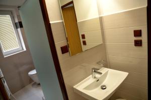 Vannas istaba naktsmītnē Apartmány u Zdeničky +32 fotogrāfijas