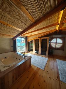 Una habitación grande con bañera y suelo de madera. en Alametifarika Evi, en Dalyan