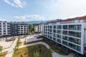 eine Draufsicht auf ein Gebäude in einer Stadt in der Unterkunft Eleve Residences - Obsidian Studios in Sofia