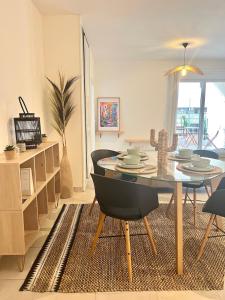 Et tv og/eller underholdning på Beautiful flat in Port Marianne with parking