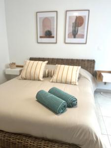 En eller flere senge i et værelse på Beautiful flat in Port Marianne with parking