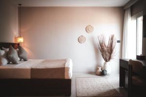 um quarto com uma cama e uma janela em ananea Hurghada - Adults Only em Hurghada mais 54 fotografias