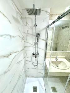 Koupelna v ubytování Luxury apartment - Swimming pool + 8 fotografií