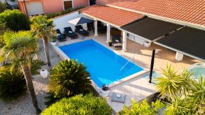 an overhead view of a swimming pool in front of a house at Casa Bianca in Barbat na Rabu