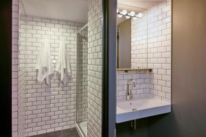 ein Badezimmer mit Waschbecken und Spiegel in der Unterkunft Generator Paris in Paris